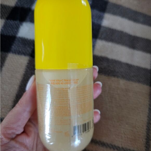 Que Vita-C Niacin Serum - Brightening & Glowing - Yellow Cap - Picture 2 of 3